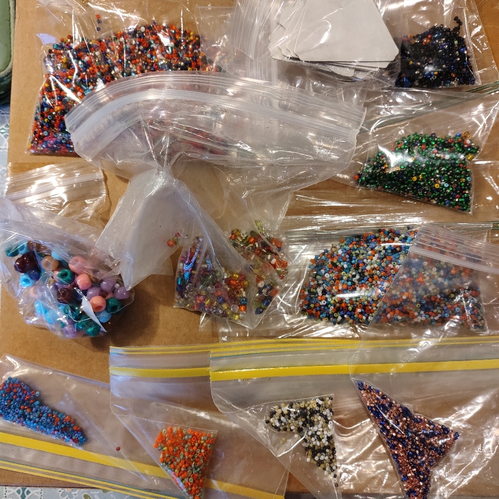 🖐️3/$15🖐️Many Beads, many colors